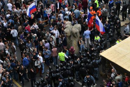 Москва. Несанкционированная акции на Тверской улице, где проходит фестиваль `Времена и эпохи`.