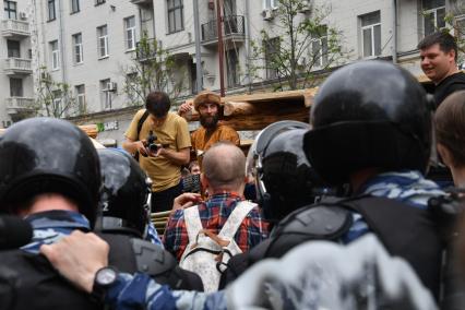 Москва. Молодые люди во время несанкционированной акции на Тверской улице, где проходит фестиваль `Времена  и эпохи`.