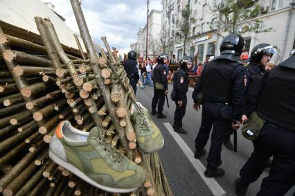 Москва. Полицейские во время несанкционированной акции на Тверской улице, где проходит фестиваль `Времена  и эпохи`.