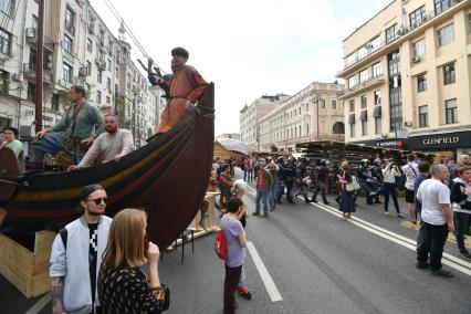 Москва. Полицейские во время несанкционированной акции на Тверской улице, где проходит фестиваль `Времена  и эпохи`.