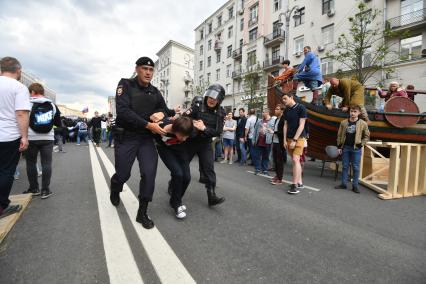 Москва. Полицейские  проводят задержания митингующих во время несанкционированной акции на Тверской улице, где проходит фестиваль `Времена  и эпохи`.