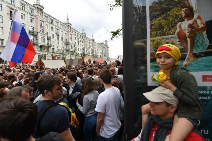 Москва. Митингующие во время несанкционированной акции на Тверской улице, где проходит фестиваль `Времена  и эпохи`.