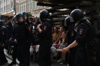 Москва. Полицейские во время несанкционированной акции на Тверской улице, где проходит фестиваль `Времена  и эпохи`.