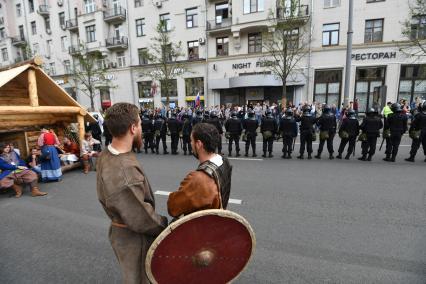 Москва. Полицейские во время несанкционированной акции на Тверской улице, где проходит фестиваль `Времена  и эпохи`.