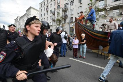 Москва. Полицейские  проводят задержания митингующих во время несанкционированной акции на Тверской улице, где проходит фестиваль `Времена  и эпохи`.