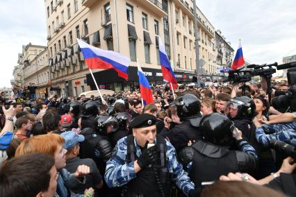 Москва. Митингующие  во время несанкционированной акции на Тверской улице.