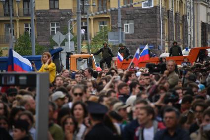 Москва. Митингующие во время несанкционированной акции на Тверской улице.