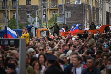 Москва. Митингующие  во время несанкционированной акции на Тверской улице.