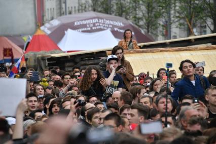 Москва. Митингующие  во время несанкционированной акции на Тверской улице.