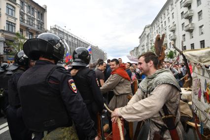 Москва. Полицейские во время несанкционированной акции на Тверской улице, где проходит фестиваль `Времена  и эпохи`.