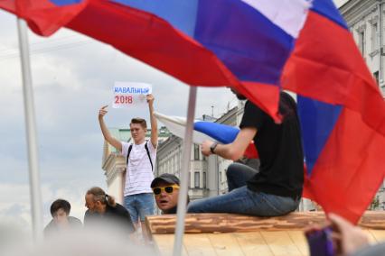 Москва. Молодые люди во время несанкционированной акции на Тверской улице, где проходит фестиваль `Времена  и эпохи`.