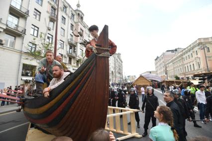 Москва. Полицейские во время несанкционированной акции на Тверской улице, где проходит фестиваль `Времена  и эпохи`.