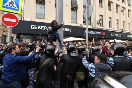 Москва. Молодые люди во время несанкционированной акции на Тверской улице.