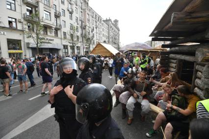 Москва. Полицейские во время несанкционированной акции на Тверской улице, где проходит фестиваль `Времена  и эпохи`.