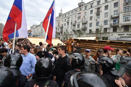 Москва. Молодые люди во время несанкционированной акции на Тверской улице, где проходит фестиваль `Времена  и эпохи`.