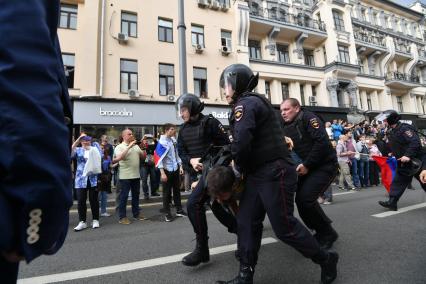 Москва. Полицейские  проводят задержания митингующих во время несанкционированной акции на Тверской улице, где проходит фестиваль `Времена  и эпохи`.