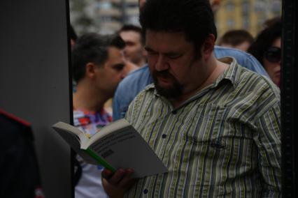 Москва. Мужчина читает книгу.