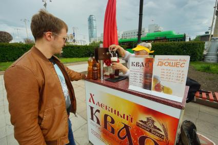 Екатеринбург. Продажа разливного кваса на улице города.