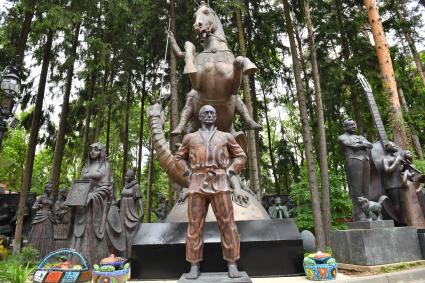 Московская обл. Переделкино. Музей скульптур Зураба Церетели на его дачном участке.