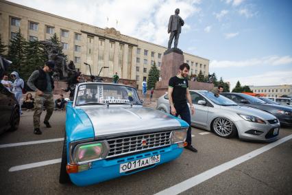 Ставрополь. Автомобиль `Москвич-427` (слева) на фестивале `Парковка` на площади Ленина.