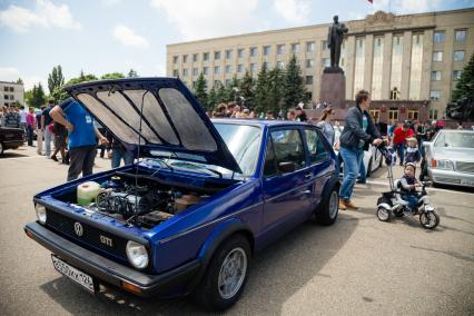 Ставрополь. Автомобили Volkswagen на фестивале `Парковка` на площади Ленина.