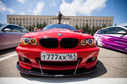 Ставрополь. Автомобиль  BMW на фестивале `Парковка` на площади Ленина.