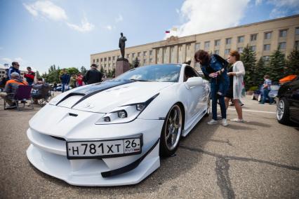 Ставрополь. Девушки рассматривают спортивный автомобиль на фестивале `Парковка` на площади Ленина.