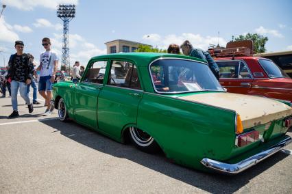 Ставрополь. Автомобиль `Москвич-412`  на фестивале `Парковка` на площади Ленина.