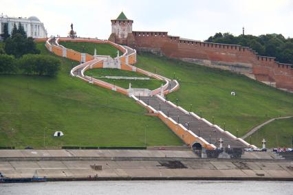 Нижний Новгород. Вид на Чкаловскую лестницу и Георгиевскую башню Кремля.