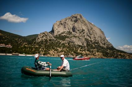 Крым, Новый Свет.  Мужчины на надувной лодке ловят рыбу.