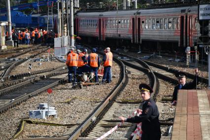 Москва. На месте столкновения скоростного поезда `Стриж` с пригородной электричкой Нахабино - Щербинка на Курском вокзале.