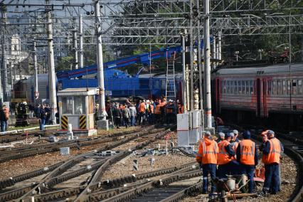 Москва. На месте столкновения скоростного поезда `Стриж` с пригородной электричкой Нахабино - Щербинка на Курском вокзале.