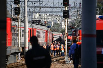 Москва. На месте столкновения скоростного поезда `Стриж` с пригородной электричкой Нахабино - Щербинка на Курском вокзале.