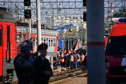 Москва. На месте столкновения скоростного поезда `Стриж` с пригородной электричкой Нахабино - Щербинка на Курском вокзале.