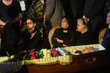 Москва.  Дочь  Мария, вдова  А.Баталова Гитана Леонтенко и актриса Наталья Дрожжина (слева направо) во время гражданской панихиды по актеру Алексею Баталову в Доме кино.