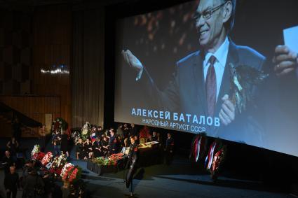 Москва.   Во время гражданской панихиды по актеру Алексею Баталову в Доме кино.