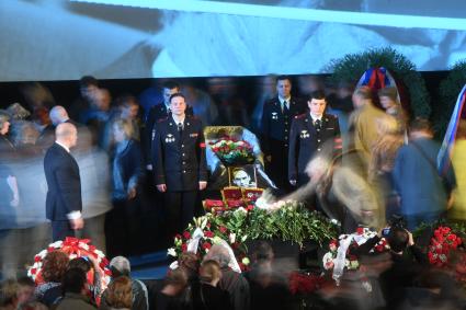 Москва.   Во время гражданской панихиды по актеру Алексею Баталову в Доме кино.