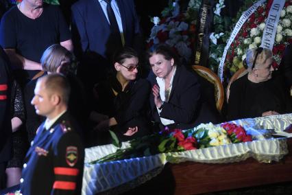 Москва.  Дочь А.Баталова Мария, заместитель председателя комитета Госдумы РФ по федеративному устройству и вопросам местного самоуправления Валентина Терешкова и актриса Наталья Дрожжина (слева направо) во время гражданской панихиды по актеру Алексею Баталову в Доме кино.