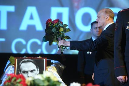 Москва.   Режиссер Владимир Меньшов во время гражданской панихиды по актеру Алексею Баталову в Доме кино.