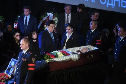 Москва. Дочь Мария, вдова актера А.Баталова Гитана Леонтенко, первый заместитель председателя комитета Госдумы РФ по культуре, певец Иосиф Кобзон и заместитель председателя комитета Госдумы РФ по федеративному устройству и вопросам местного самоуправления Валентина Терешкова (слева направо) во время гражданской панихиды по актеру Алексею Баталову в Доме кино.