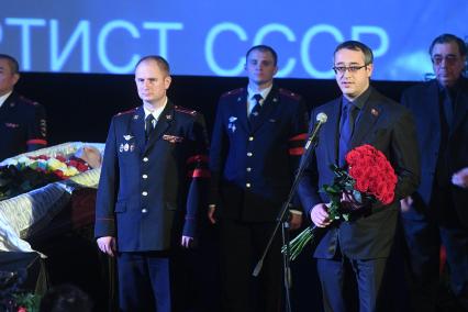 Москва. Председатель Мосгордумы Алексей Шапошников (второй справа) во время гражданской панихиды по актеру Алексею Баталову в Доме кино.