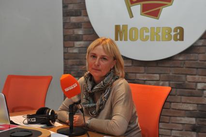 Москва. Генеральный директор `Питомника Савватеевых` Ирина Савватеева на радиостанции `Комсомольская правда`.