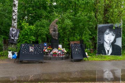 Санкт-Петербург. Могила музыканта Виктора Цоя на Богословском кладбище.