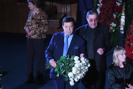 Москва. Певец Иосиф Кобзон (в центре) во время гражданской панихиды по актеру Алексею Баталову в Доме кино.