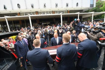 Москва. Вынос гроба с телом актера Алексея Баталова после гражданской панихиды в Доме кино.