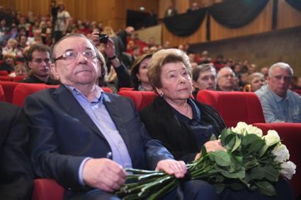 Москва. Советник исполнительного директора президентского центра Б. Ельцина Владимир Шевченко и вдова первого президента России Наина Ельцина во время гражданской панихиды по актеру Алексею Баталову в Доме кино.