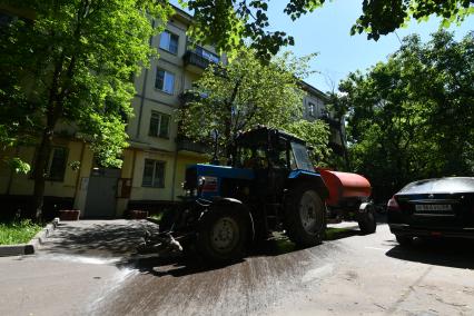 Москва. Уборочная машина поливает двор первой хрущевки  на улице Гримау  16.