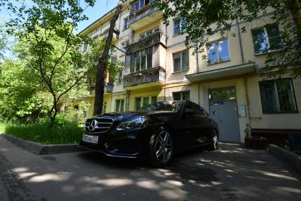 Москва. Автомобиль Mercedes   во  дворе  первой хрущевки  на улице Гримау  16.