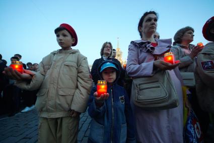 Екатеринбург. Участники всероссийской акции \'Свеча памяти\' в день начала Великой Отечественной войны