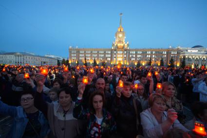 Екатеринбург. Участники всероссийской акции \'Свеча памяти\' в день начала Великой Отечественной войны